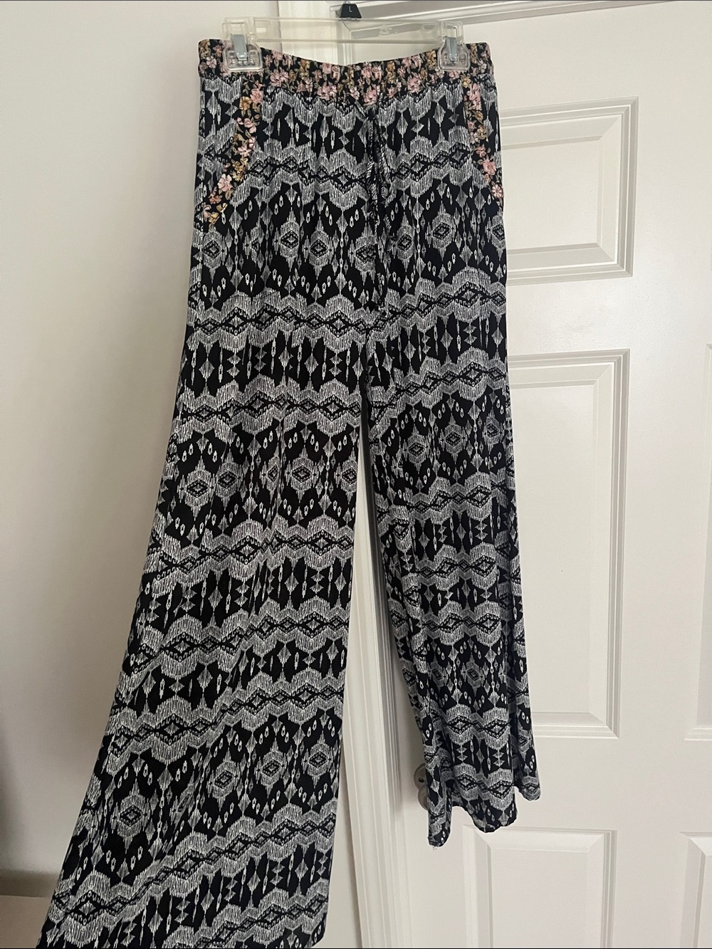 Women's Geometric Wide Leg Pants in Black & Gray